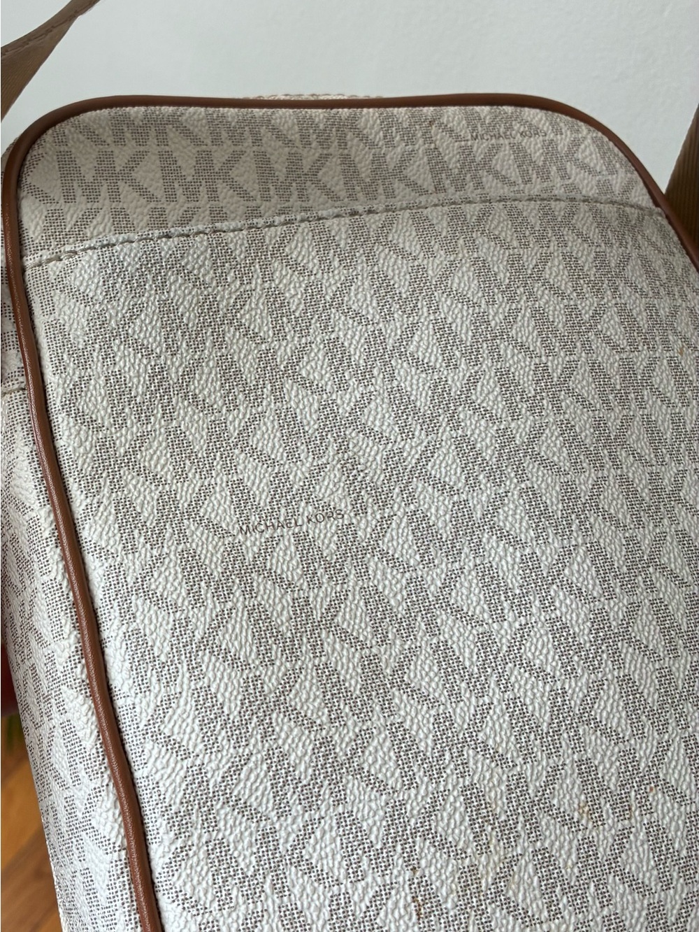 Michael Kors Women’s Cream Signature Crossbody Bag - Picture 3 of 4
